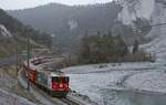 Mit einem Zug aus Disentis/Muster durchfährt die Ge 4/4 II 616 am 02.04.2022 die Ruinaulta bei Versam-Safien.