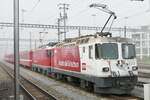 Ge 4/4 II 633  Zuoz  und 614  Schiers  mit Personenwagen am 13.11.22 im Feld in Chur abgestellt.