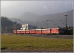 Ge 4/4 II 614  Schiers  eilt mit dem RE von Disentis nach Scuol/Tarasp an Ems Werk vorbei Richtung Chur.