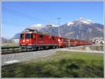 RE1236 Scuol-Tarasp nach Disentis/Mustr bei Igis. Zug lok ist Ge 4/4 II 631  Untervaz . Im Hintergrund grssen Falknis und Vilan. Die grnen Rohre links der Lok sind die Dampfleitungen  von der KVA Trimmis zur Papierfabrik Landquart. (26.02.2008)