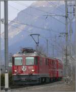 RE 1244 aus Scuol-Tarasp mit Ge 4/4 II 629  S-chanf  fhrt in Landquart ein. Links des Stromabnehmers sind die weissen Huser von Guscha, dem Heididrfchen, zu sehen. (21.02.2008)