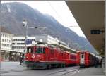 Ge 4/4 II 622  Arosa  ist soeben aus Arosa kommend auf Gleis 1 eingefahren. Im Hintergrund erkennt man die Luftseilbahn zum Knzeli und weiter nach Brambresch und Dreibndenstein. (13.03.2008)