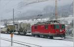 Die Strassen brauchen wieder Salz und Ge 4/4 II 613  Domat/Ems  bringt geschemelte Streusalzwagen bei Untervaz nach Thusis.