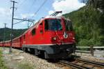 Ein RegioExpress mit der Ge 4/4 II 629   Tiefencastel   wenige Meter vor dem Bahnhof Versam-Safien, tief unten in der Rheinschlucht.