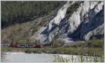 Ge 4/4 II 614  Schiers  fhrt mit dem GlacierExpress 903 durch die Rheinschlucht zwischen Versam und Valendas.