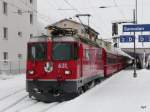 RhB - Ge 4/4 631 vor Schnellzug aus Chur nach St.Moritz im Bahnhof von Samedan am 04.12.2009