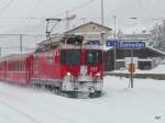 RhB - Ge 4/4 621 vor Regio bei der ausfahrt aus dem Bahnhof Samedan am 04.12.2009