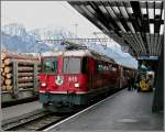 Unter dem neuen Bahnsteigdach aus Holz in Landquart, wartet die Ge 4/4 II 615  Klosters  auf die Abfahrt nach Scuol/Tarasp.