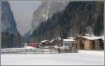 RE123 nach Scuol mit Ge 4/4 II 6333  Zuoz  kommt aus der Klus zur Haltestelle Seewis-Valzeina, wo die Strecke aus der Steigung kurz in die Horizontale bergeht. (12.02.2010)