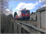 R1445 mit Ge 4/4 II 633  Zuoz  berquert den 139m langen Grundjitobelviadukt bei Langwies.