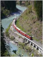 RE1249 mit Ge 4/4 II 629  Tiefencastel  kommt die Vorderrheinschlucht herunter. (28.04.2010)