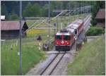 RE1269 mit Ge 4/4 II 617  Ilanz  und einem DS am Schluss zwischen Rabius-Surrein und Trun. Das grne Signal in Gegenrichtung zeigt nur die gesenkte Barriere/Schranke an. (03.06.2010)