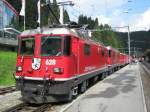 Ge 4/4 II 628+621 mit Regio 1440 im Bahnhof Arosa, 04.09.2010.