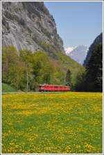 RE1244 aus Scuol-Tarasp mit Ge 4/4 628  S-chanf  verlsst die Klus bei Malans. (20.04.2011)