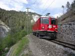 Ge 4/4 II 620 „Zernez“ fhrt mit RE 1244 von Scuol-Tarasp nach Disentis/Mustr am 30.04.2011 durch die Rheinschlucht und erreicht in Krze die Station Valendas-Sagogn.