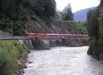 Immer wieder werden die Zge bei der Hochwassermarke zwischen Reichenau und Trin fotografiert. Hier fhrt die Ge 4/4 II 627  Reichenau-Tamins  Richtung Trin. (21. Juli 2011)