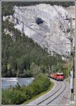 Ein Gterzug nach Ilanz wird von der Ge 4/4 II 632  Zizers  durch die Ruinaulta bei Versam-Safien gezogen.