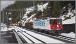 Ge 4/4 II 616  Filisur  fhrt mit einem Gterzug in Bergn/Bravuogn ein.