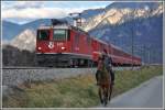 RE 1240 mit Ge 4/4 II 621  Felsberg  berholt bei Felsberg einen Reiter.