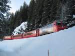 Ge 4/4 II 617 mit Regio 819 zwischen Davos Wolfgang und Davos Dorf, 28.12.2011.