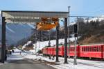 RE 1242 Scuol-Tarasp/Disentis gezogen von Ge 4/4 II 630  Trun  passiert bei der Ausfahrt das Container-Verladeterminal.