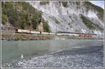 Ge 4/4 II 621  Felsberg  mit Valserwasserzug in der Vorderrheinschlucht bei Trin.