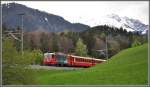 RE1249 mit Ge 4/4 617  Ilanz  nhert sich der Vorderrheinbrcke bei Reichenau.