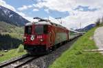 Der Glacier Express mit einer schnen Werbelok, der Ge 4/4 II 633  Zuoz , hat Disentis hinter sich gelassen und ist in Krze in Ilanz, zum nchsten Halt.