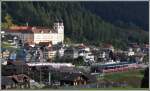 Klosterdorf Disentis mit RE1233 der RhB nach Scuol-Tarasp im Bahnhof Disentis-Mustr.