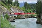 RE1228 mit Ge 4/4 II 622  Arosa  zwischen Reichenau-Tamins und Trin.