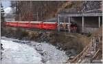 RE1240 mit Ge 4/4 II 620  Zernez  beim östlichen Eingang zum Fuchsenwinkeltunnel.