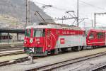 Ge4/4 II 633 mit der Werbung für das Rätoromanische Fernsehen(RTR)und den  beiden Stromabnehmern gehoben,am 17.01.14 in Landquart