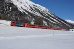 Ge 4/4 II 617 befindet sich am 09.03.2014 mit einem Extrazug anlässlich des Engadin Skimarathons in Bever.