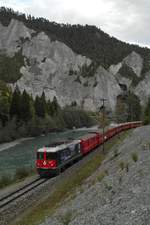 Kurz nach der Abfahrt in der Station Versam-Safien nhert sich Ge 4/4 II 627 'Reichenau Tamins' am 12.10.2014 mit dem von Scuol-Tarasp kommenden RE 1244 dem Ziel Disentis/Mustr.