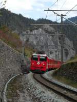 Auf der Fahrt von Scuol-Tarasp nach Disentis/Mustér überquert am 12.10.2014 die Ge 4/4 II 618 'Bergün-Bravuogn' mit dem RE 1240 in Kürze den Vorderrhein und fährt wenige