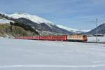 Engadin Skimarathon 2015: Ge 4/4 II Sandwich mit der 622  Hakone Tozan Railway  und 616  Siemens  kurz vor Celerina, 08.03.2015.