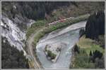 Glacier Express 902 von Zermatt nach Chur und St.Moritz zwischen Valendas-Sagogn und Versam-Safien.