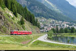 Der Engadin Star Landquart-St. Moritz mit Ge 4/4 II 612 befindet sich am 10. Juli 2013 zwischen Samedan und Celerina. Im Hintergrund das Dorf Samedan, rechts die Golfseen.