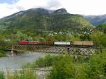 RhB - Nachschuss der Ge 4/4 629 mit 4 Güterwagen unterwegs bei reichnau-Tamins am 07.05.2015