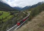 Auf der Fahrt von Scuol-Tarasp nach Pontresina wurde Ge 4/4 II 615  Kloster  mit dem R 1933 im Inntal zwischen Guarda und Lavin fotografiert (24.09.2015).