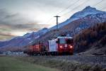 Ge 4/4 II 618 fährt in der Dämmerung mit einem Güterzug von Samedan nach Scuol bei Bever vorüber.Bild vom 20.10.2015