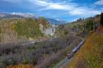 Die Ge 4/4 II 622  Arosa  verläst gleich mit dem Re von Chur nach Disentis die Rheinschlucht.Bild bri Castrisch den 3.11.2015