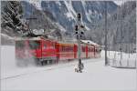 RE1335 mit Ge 4/4 II 612  Thusis  nach St.Moritz zwischen Klosters Dorf und Platz.