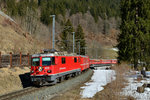 Ge 4/4 II 612 mit einem RE am 19.03.2016 bei Serneus.