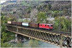 Der Valserwasserzug aus Ilanz mit der Ge 4/4 II 614  Schiers  auf der Hinterrheinbrücke bei Reichenau-Tamins.