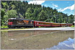 Wasser überall. RE1740 mit Ge 4/4 II 620  Zernez  in Trin. (17.04.2016)