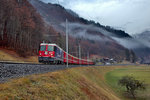 Die Ge 4/4 II 627  Reichenau-Tamins  fährt mit einem Re von Landquart nach Davos in Jenaz vorüber.Bild Oktober 2015