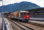 Die Ge 4/4 II 620  100 Jahre Bever-Scuol  macht sich von der Remise auf den Weg, um den GEX  903 (St.