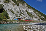 Die Ge 4/4 II 619  Samedan  fährt in der Vorderrheinschlucht in Trin mit einem Re von Chur nach Disentis vorüber.Bild vom 29.9.2016