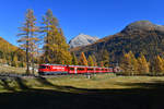 Ge 4/4 III 647 mit einem IR am 21.10.2018 bei Bever.